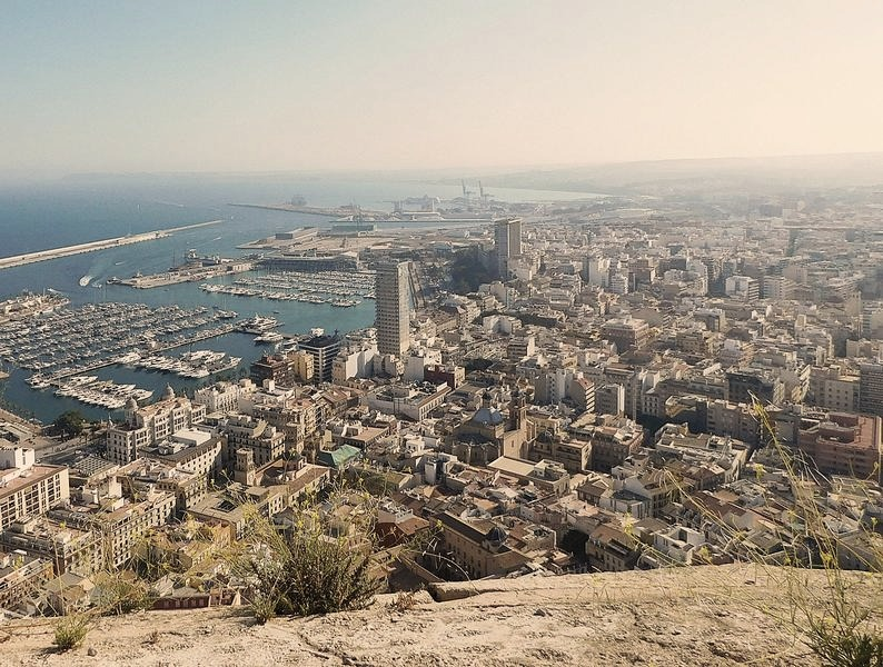 Ile trwa podróż z Bydgoszczy do Alicante? Czas lotu i najważniejsze informacje