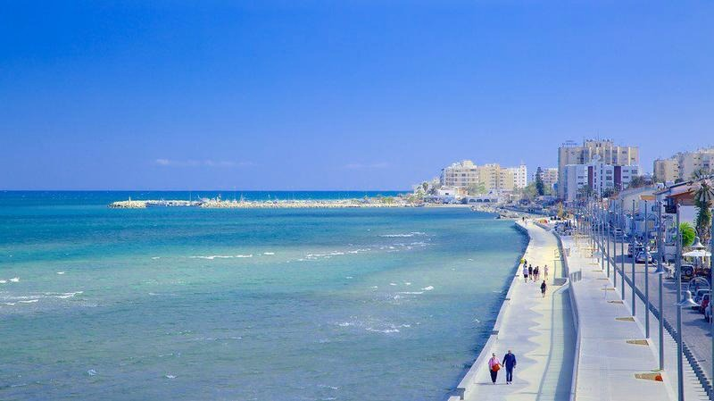 Lot z Warszawy na Cypr – ile trwa podróż do Larnaki i Pafos?